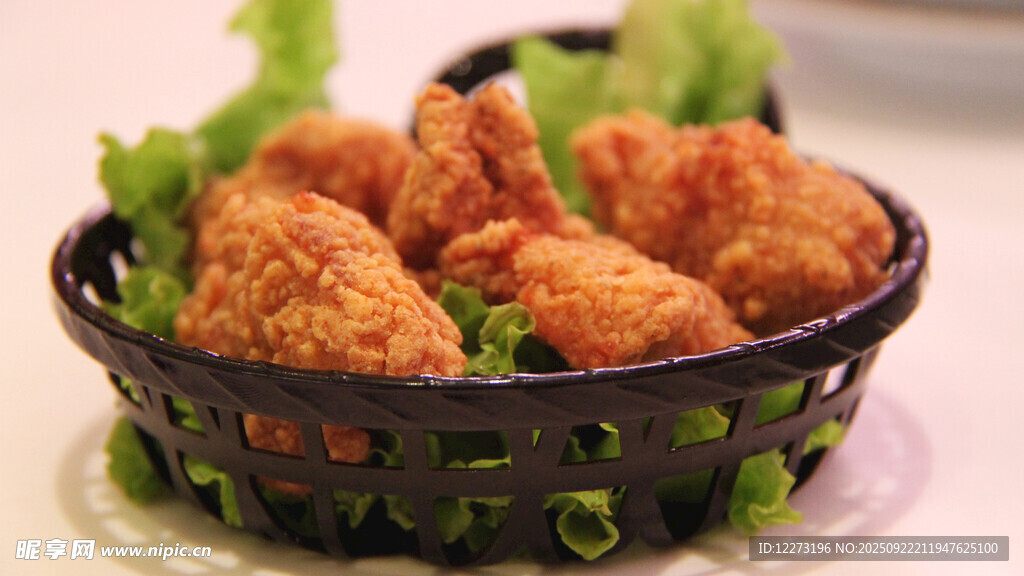 香脆炸肉丸摆于镂空篮中