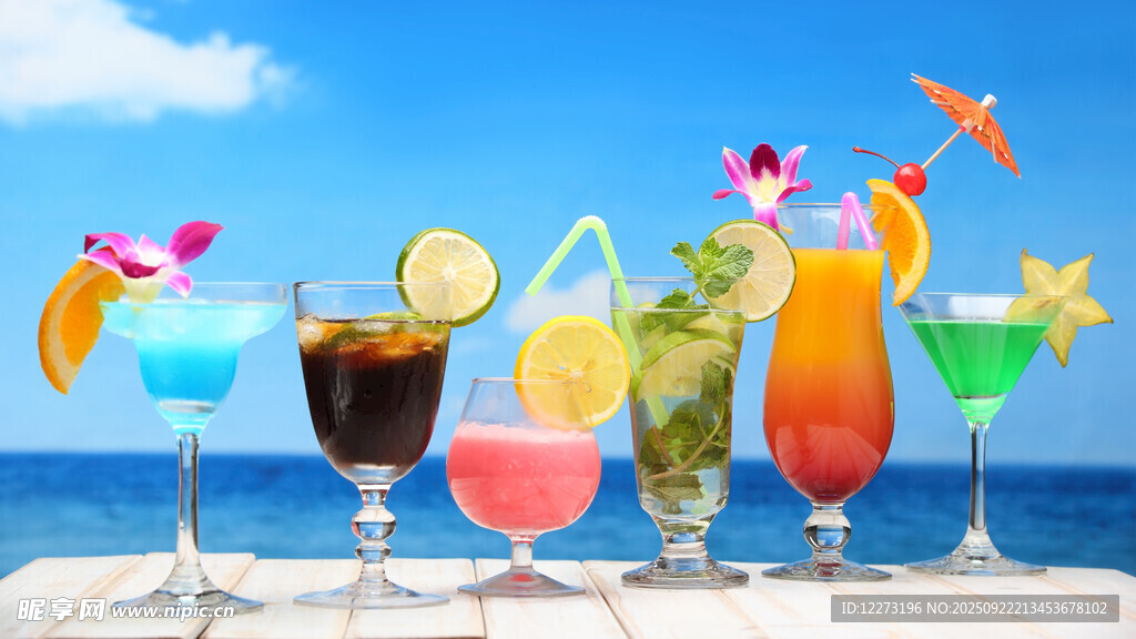 多彩缤纷的夏日鸡尾酒