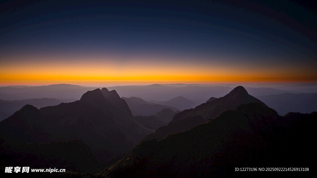 日出时分的壮丽山峦景观