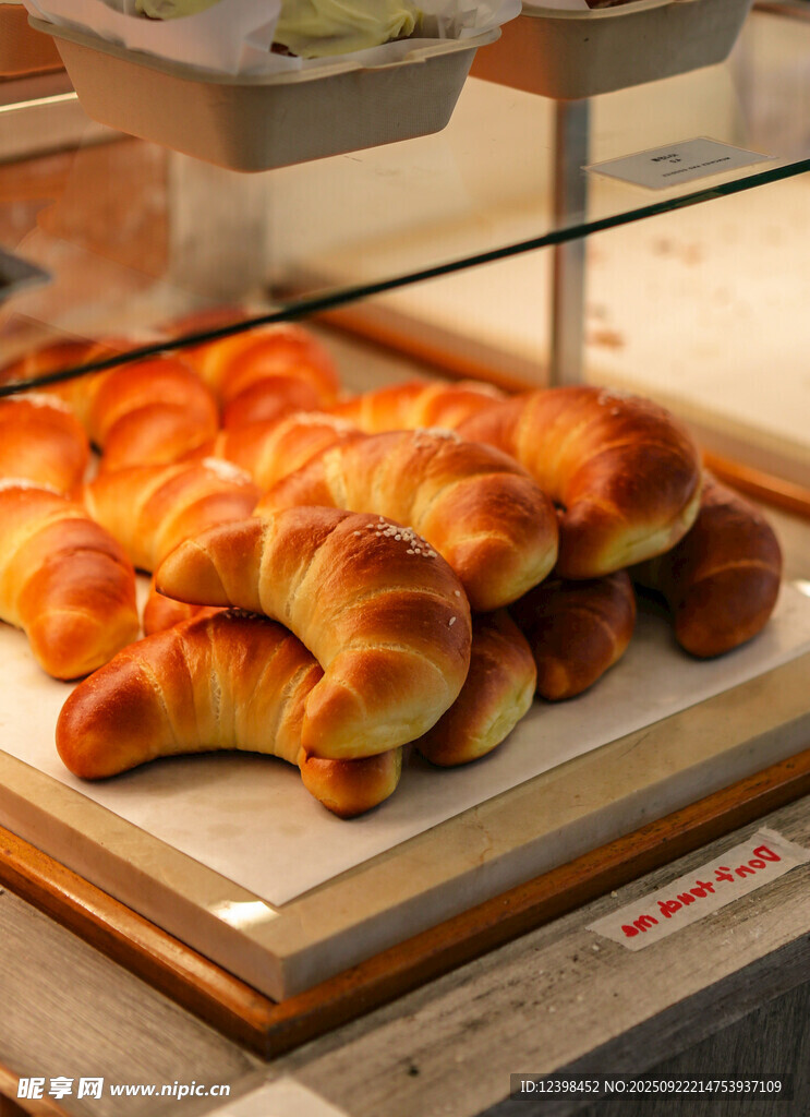 美味牛角面包陈列展示