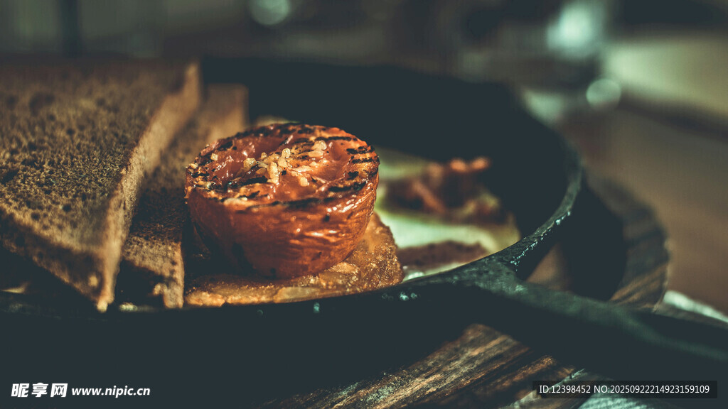 铸铁锅中的美味烤肉