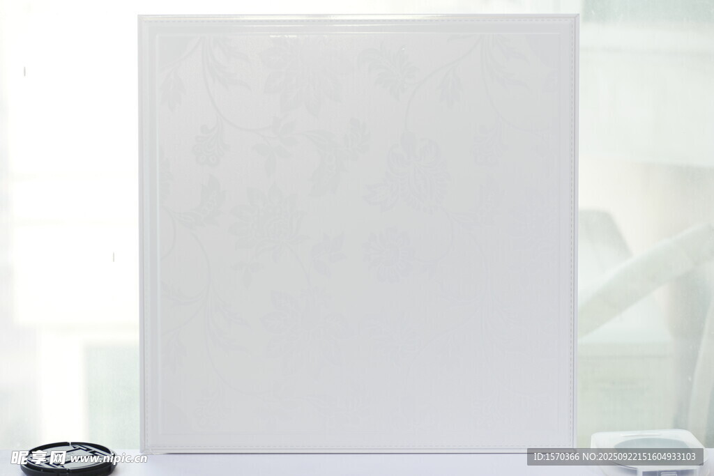 空白画布与绘画小物