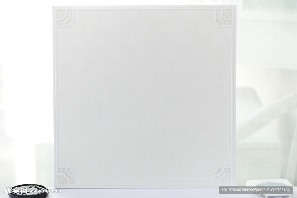 空白画板与周边绘画用品