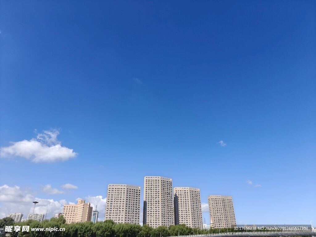 蓝天白云下的城市建筑群