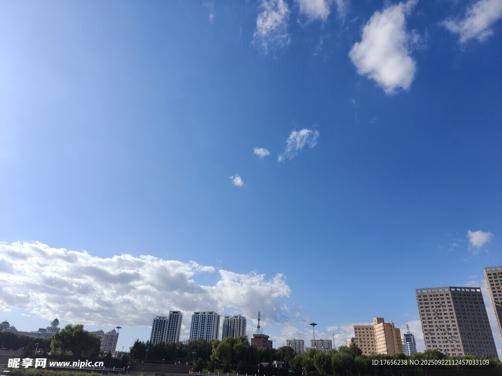 城市上空的蓝天白云