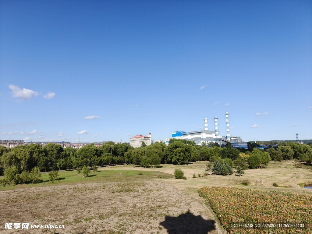 开阔原野与远处船只景观