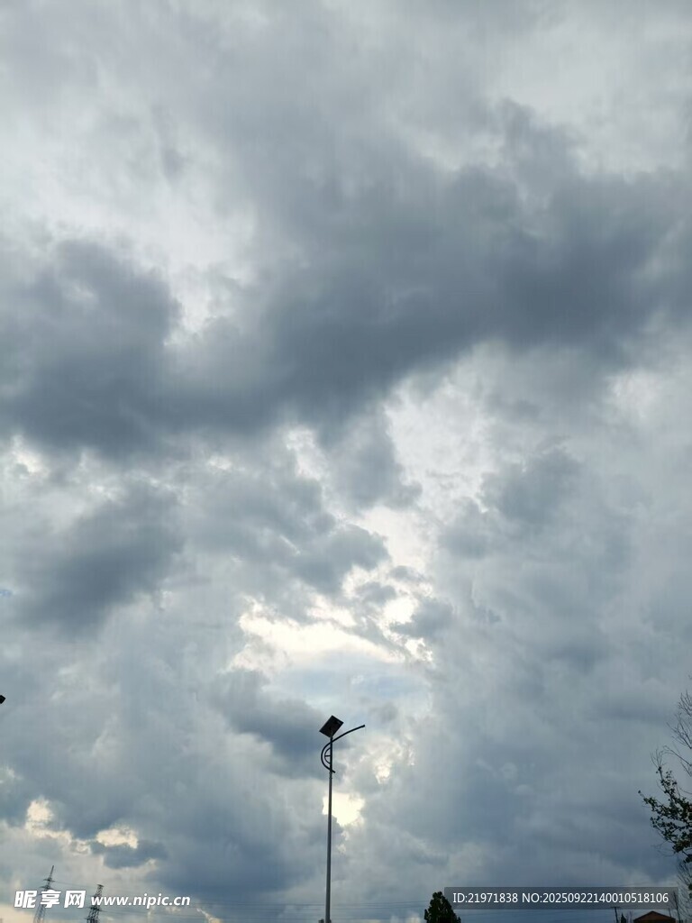 乌云密布的阴沉天空