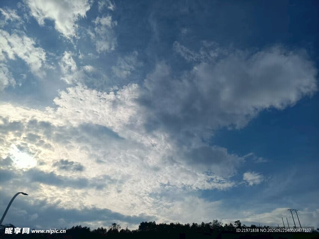 蓝天飘白云的美丽景致
