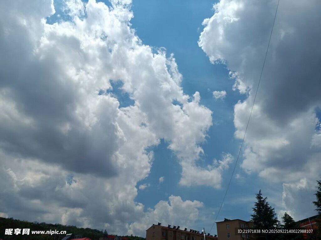 蓝天白云下的城市景致