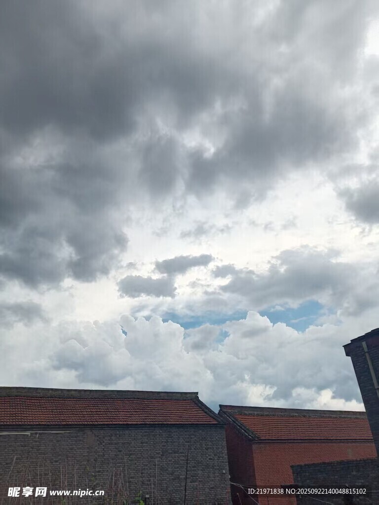 乌云笼罩下的建筑天际线