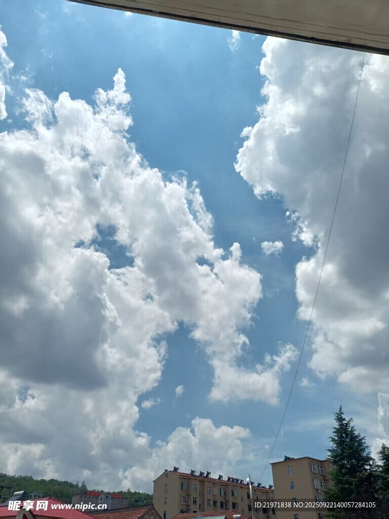 蓝天白云下的城市景致