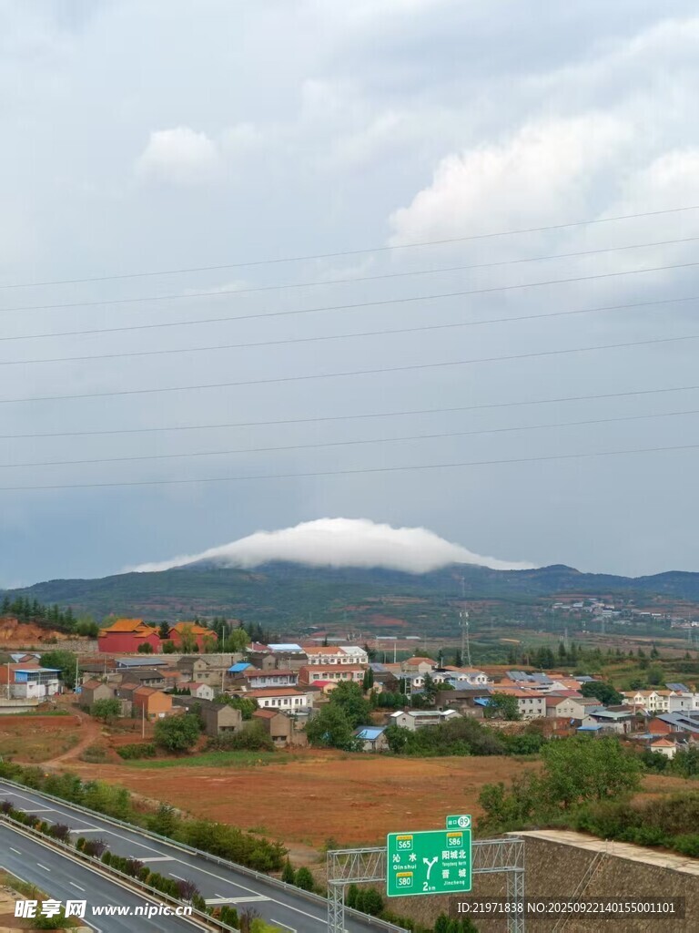 公路旁乡村与远山美景