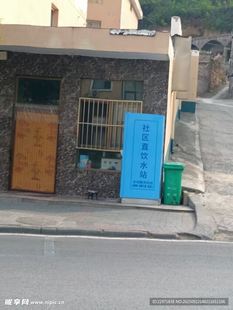 街边小屋旁的蓝色告示牌