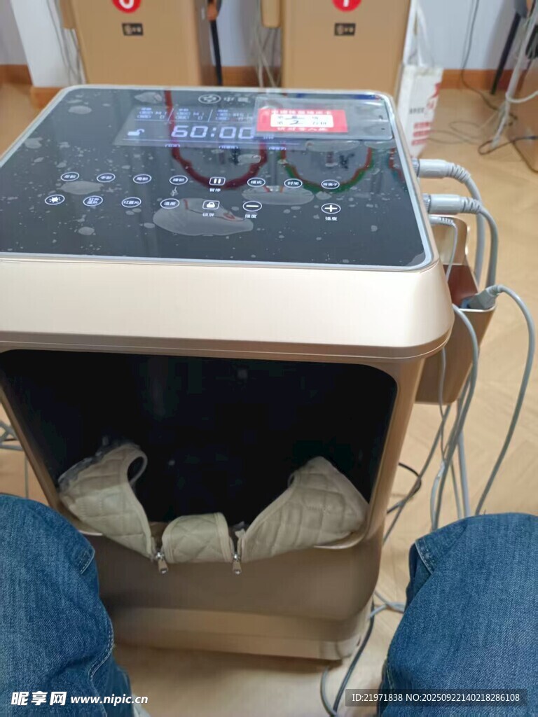 人坐沙发脚踏按摩器放松