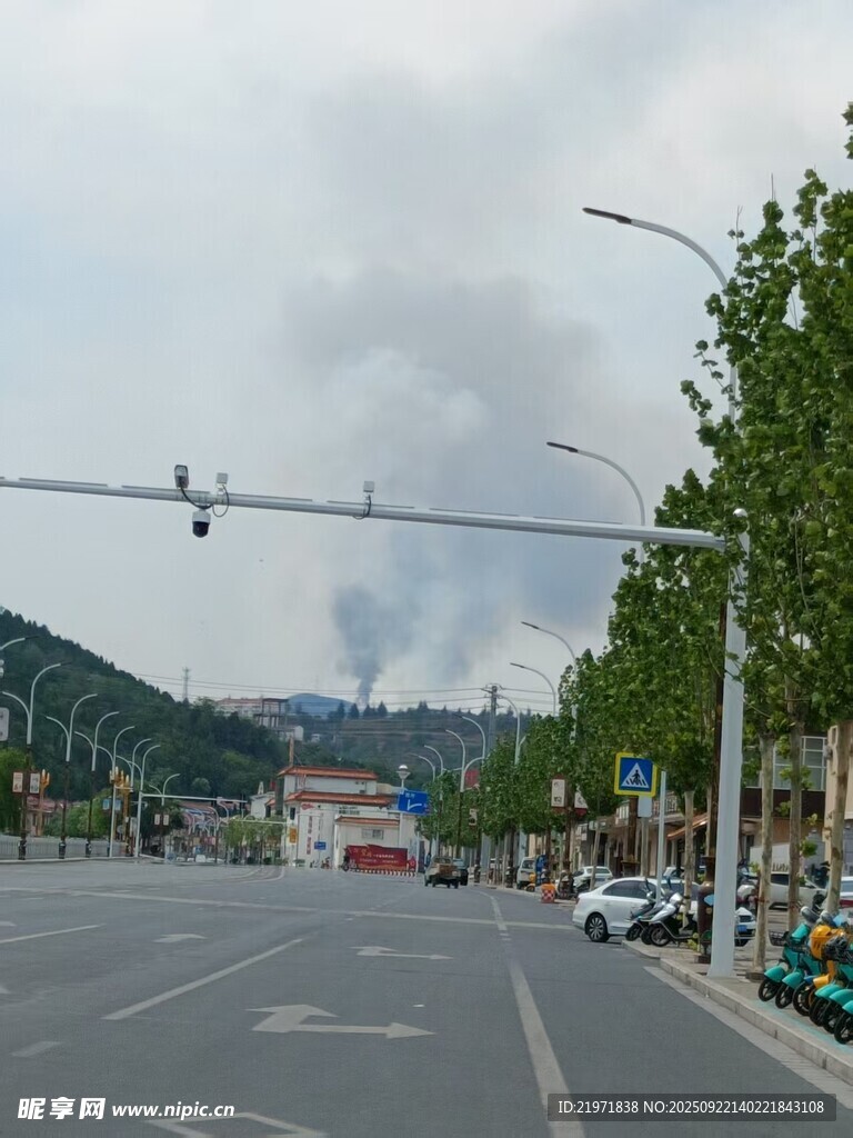 城市道路上的烟雾景象