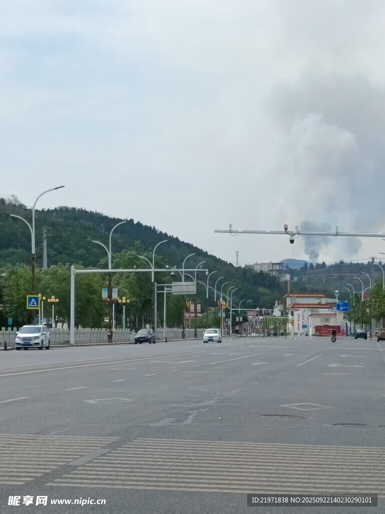 宽阔道路旁的远山与天空