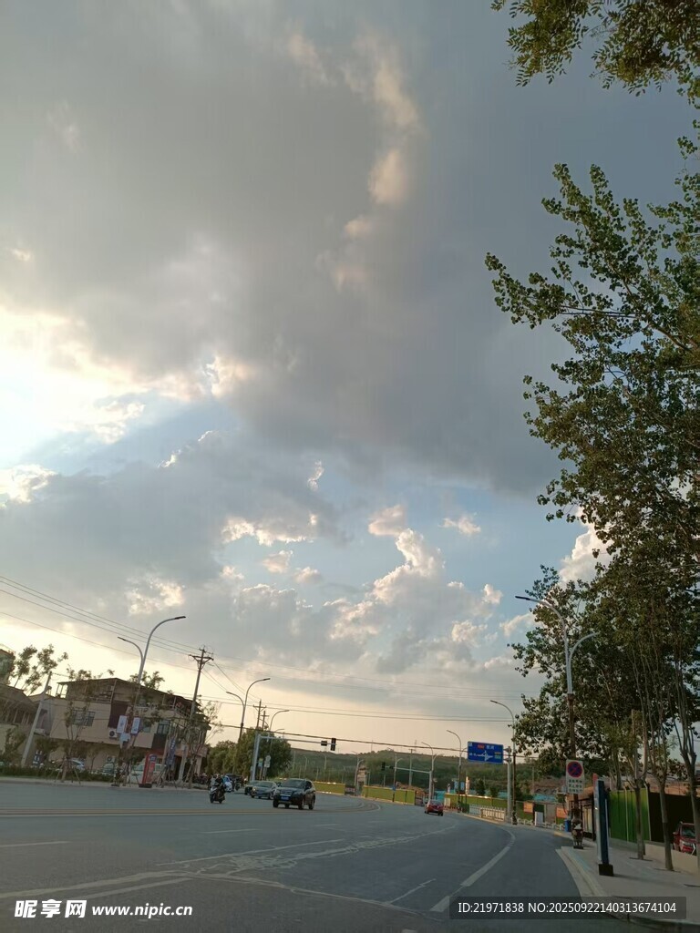 城市街道边的天空景象