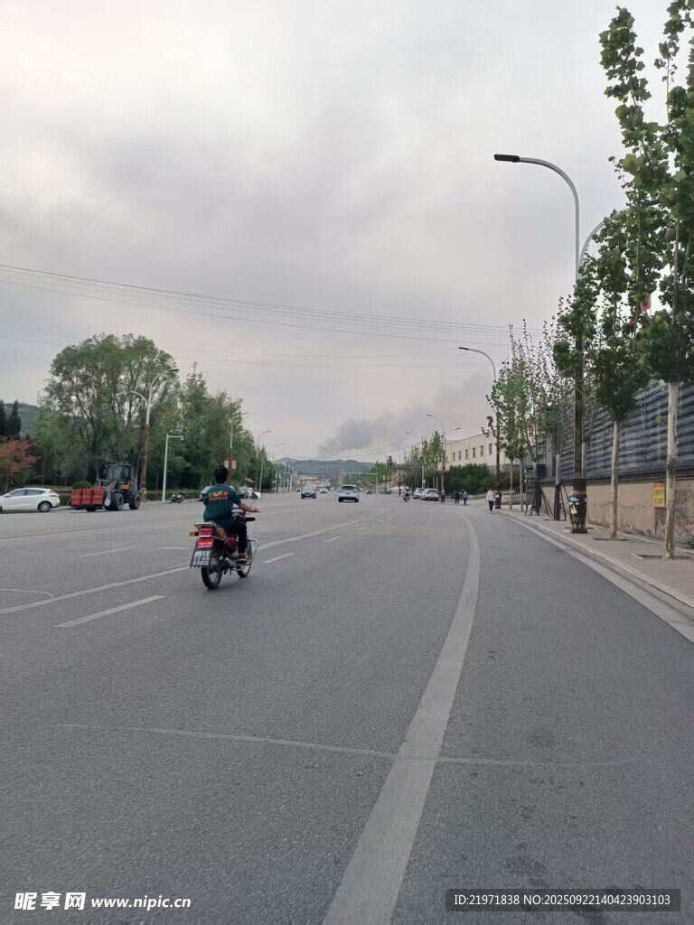 公路上骑行的摩托车