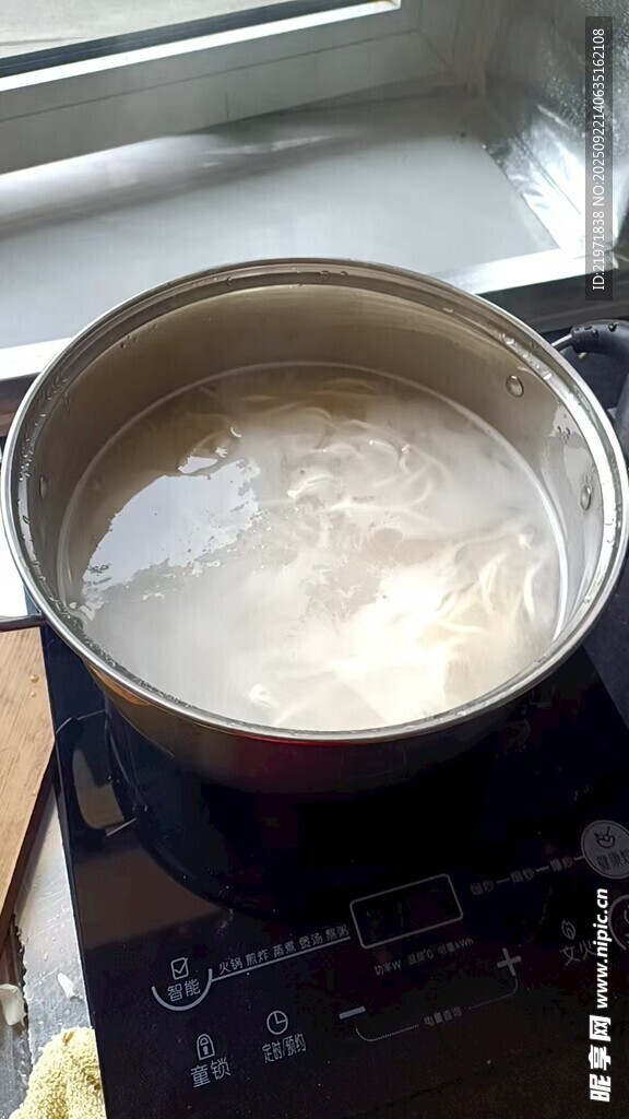 锅中煮着白色液体
