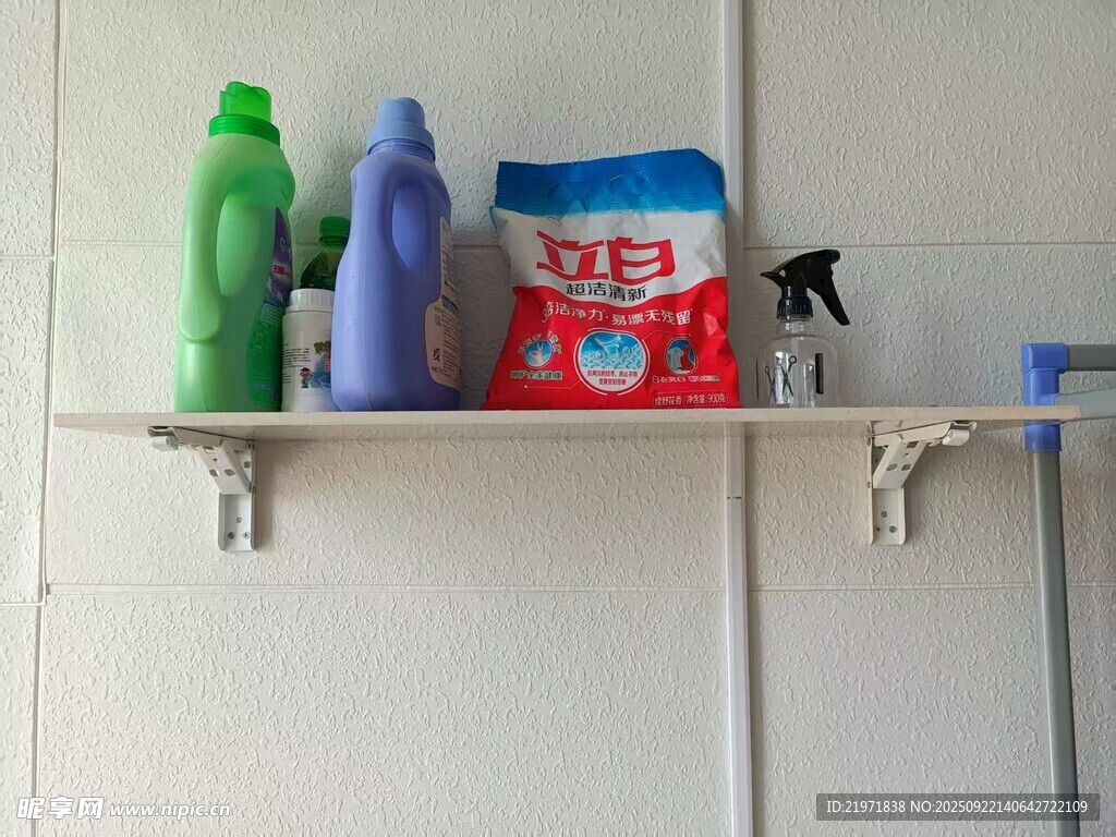 架子上的清洁用品