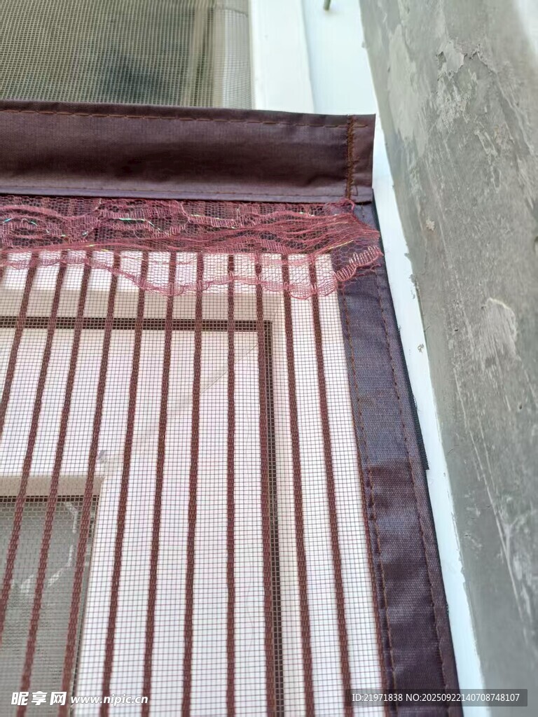 室内铺设的红色地暖管道