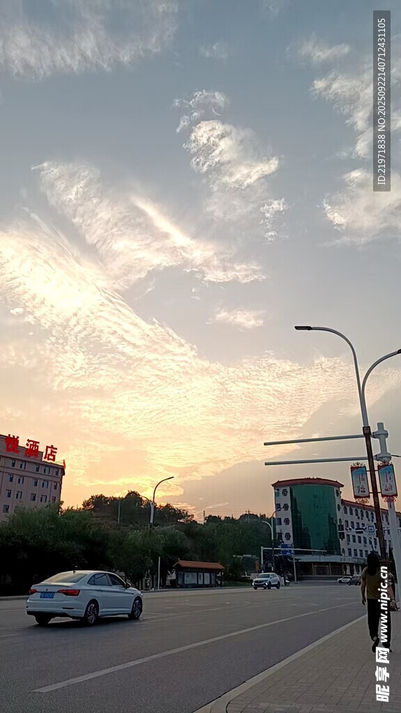 黄昏街道上的车辆与行人
