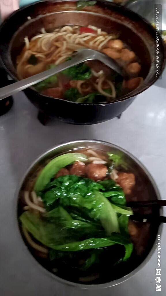 两碗美味家常菜肴