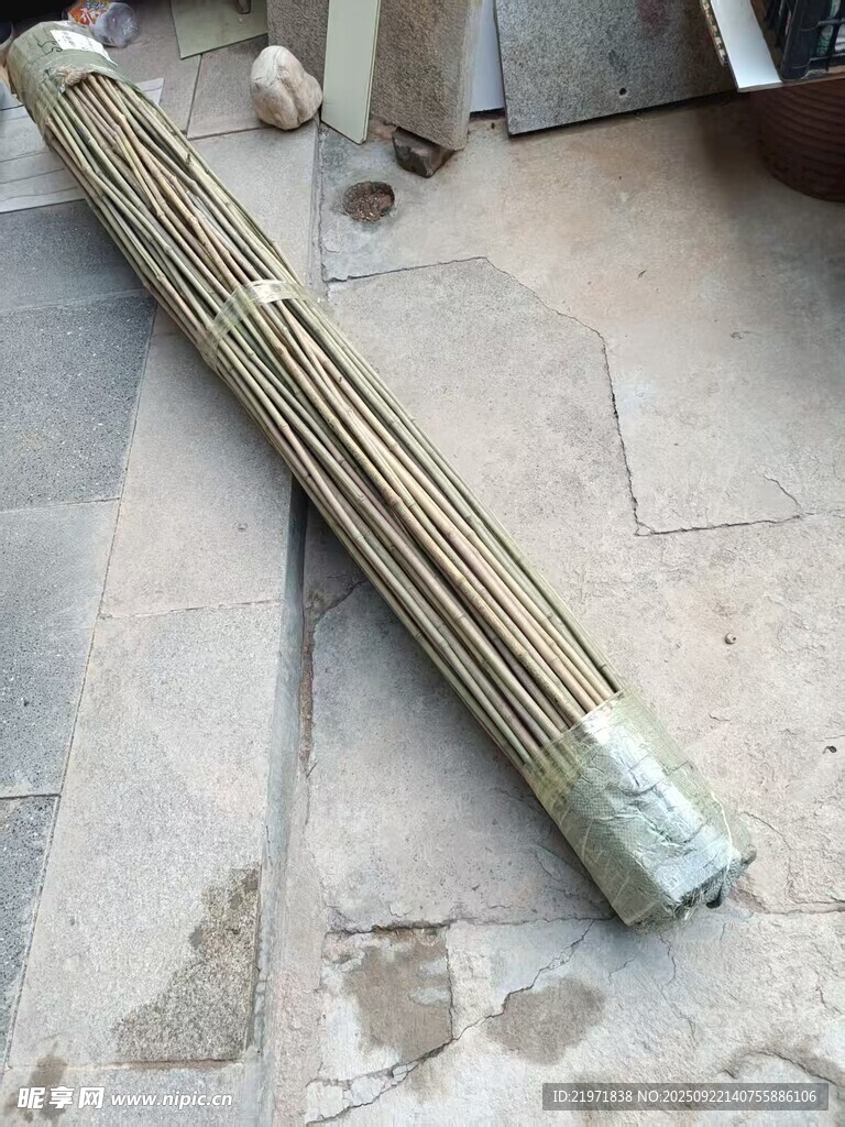 地面上的金属线缆