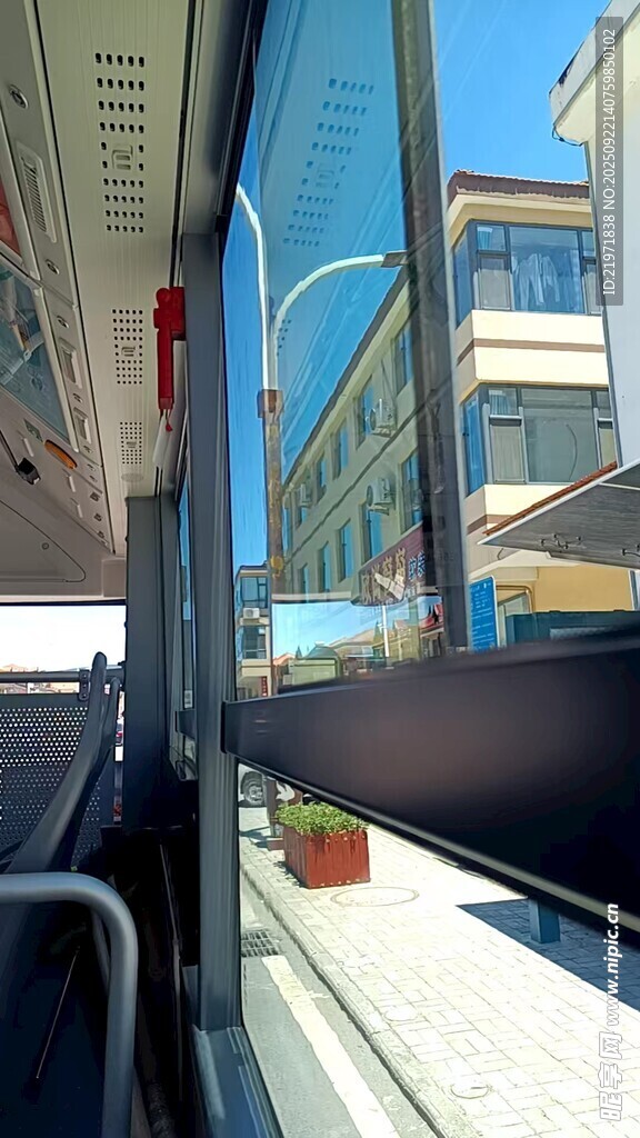 屋内窗外城市街景