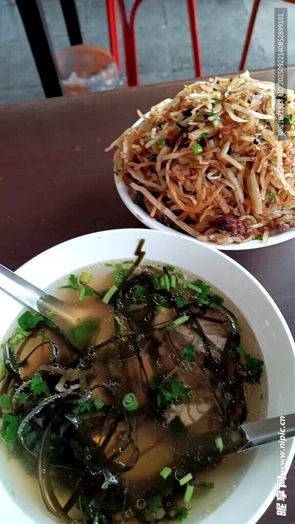 两碗美味面食