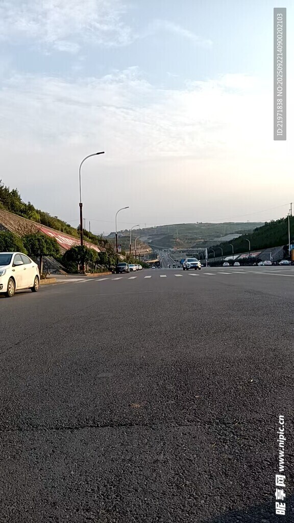 空旷道路与远处山峦景色