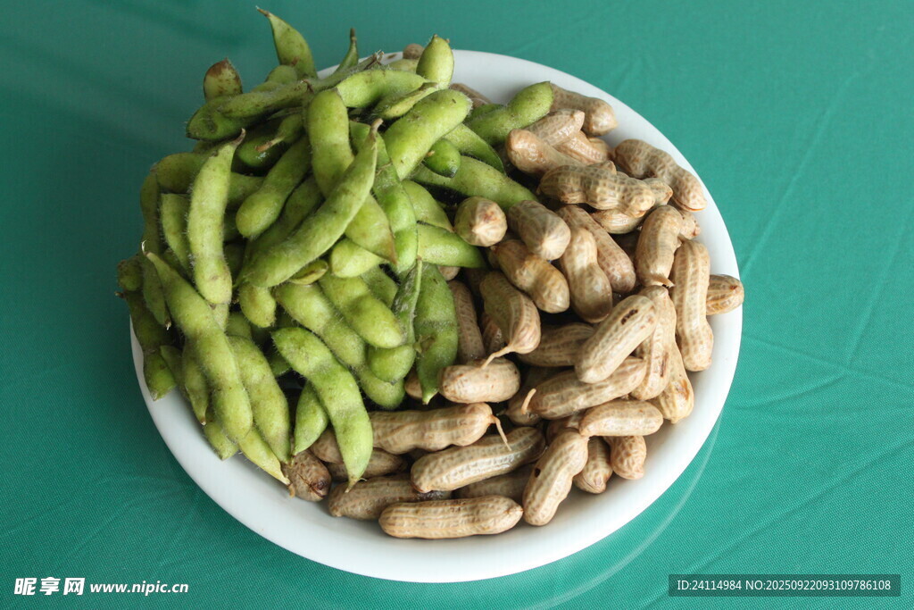 盘中毛豆与花生
