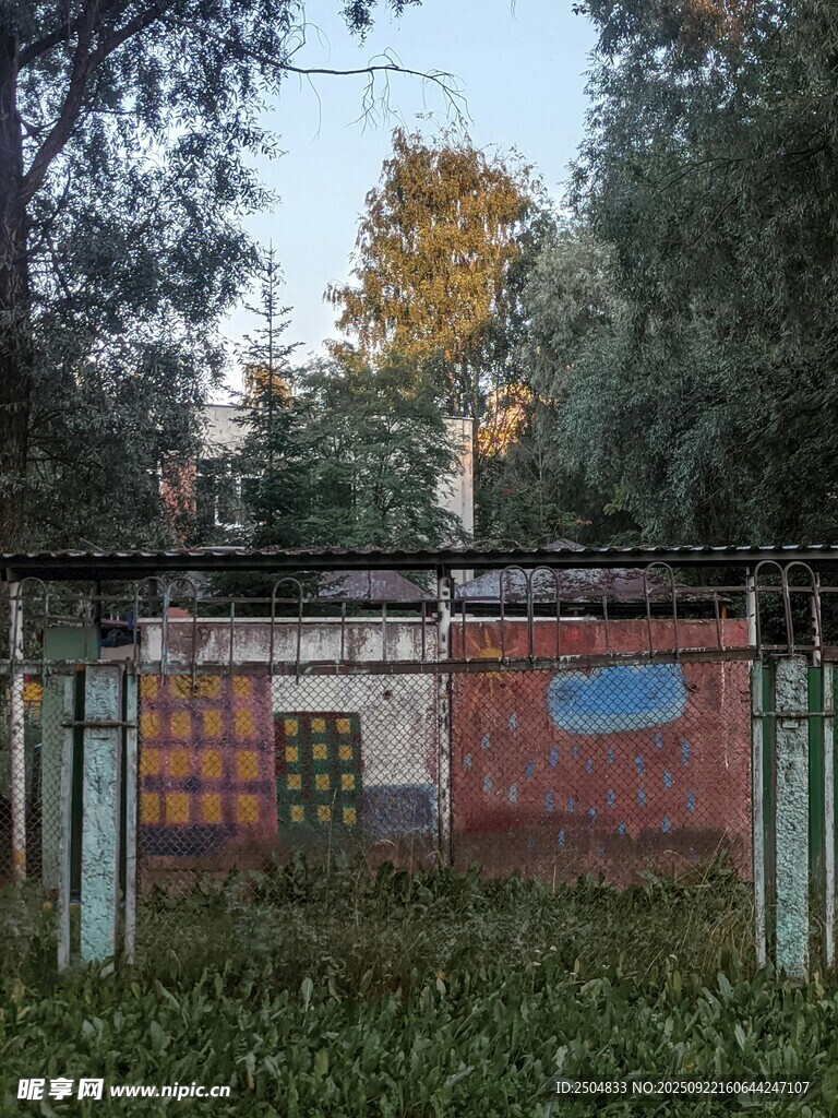 老旧砖墙旁的铁栅栏