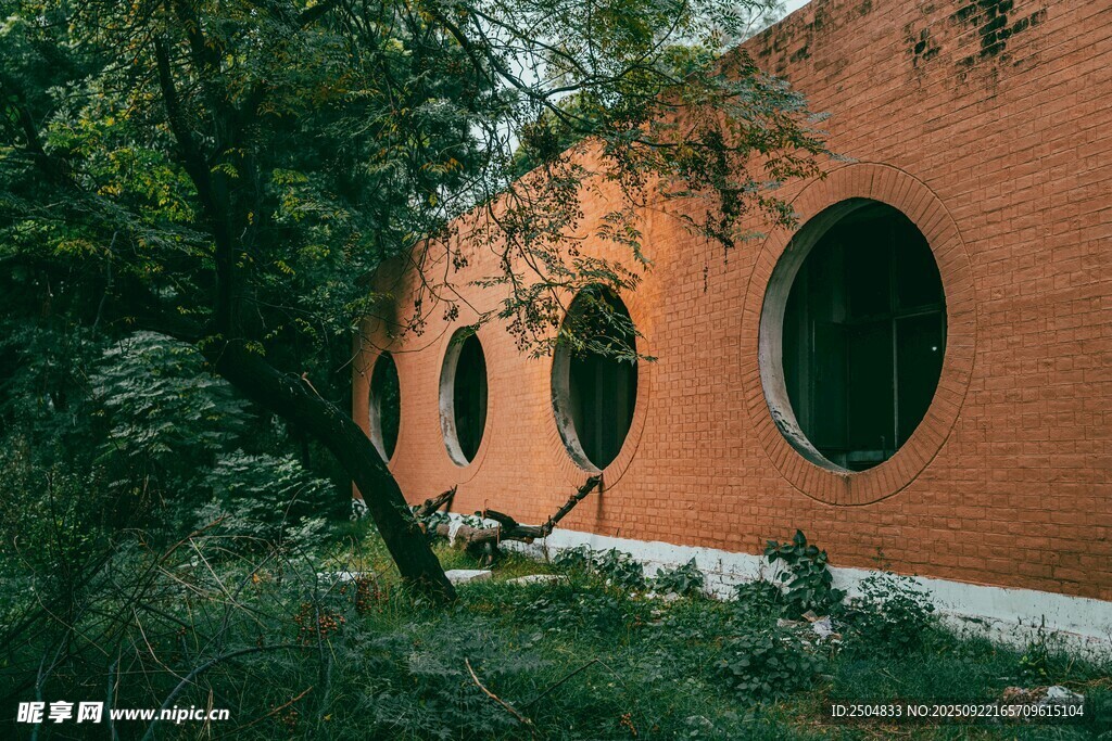 红砖建筑与周边绿植景观