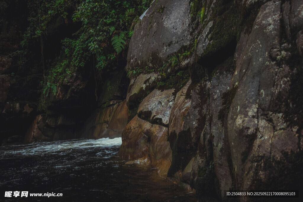 山间溪流穿岩石美景