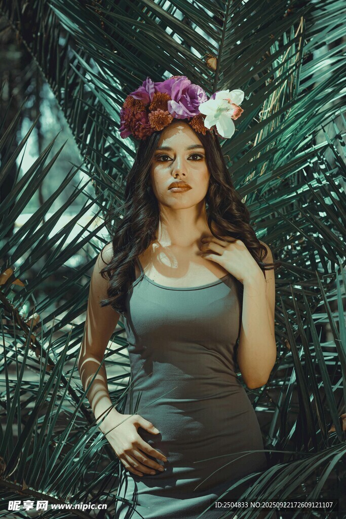 头戴花环的丛林时尚女子