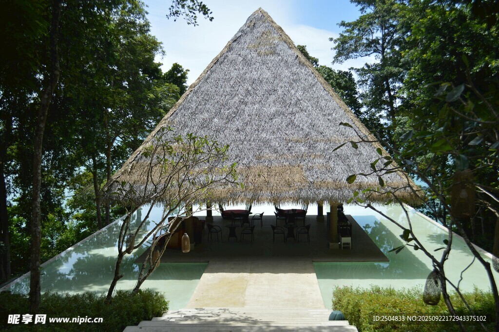 热带风情茅草三角顶小屋