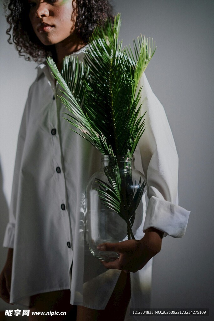 女子手持绿植展现自然美