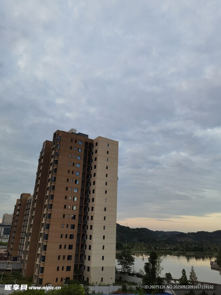 城市高层住宅与远山景色