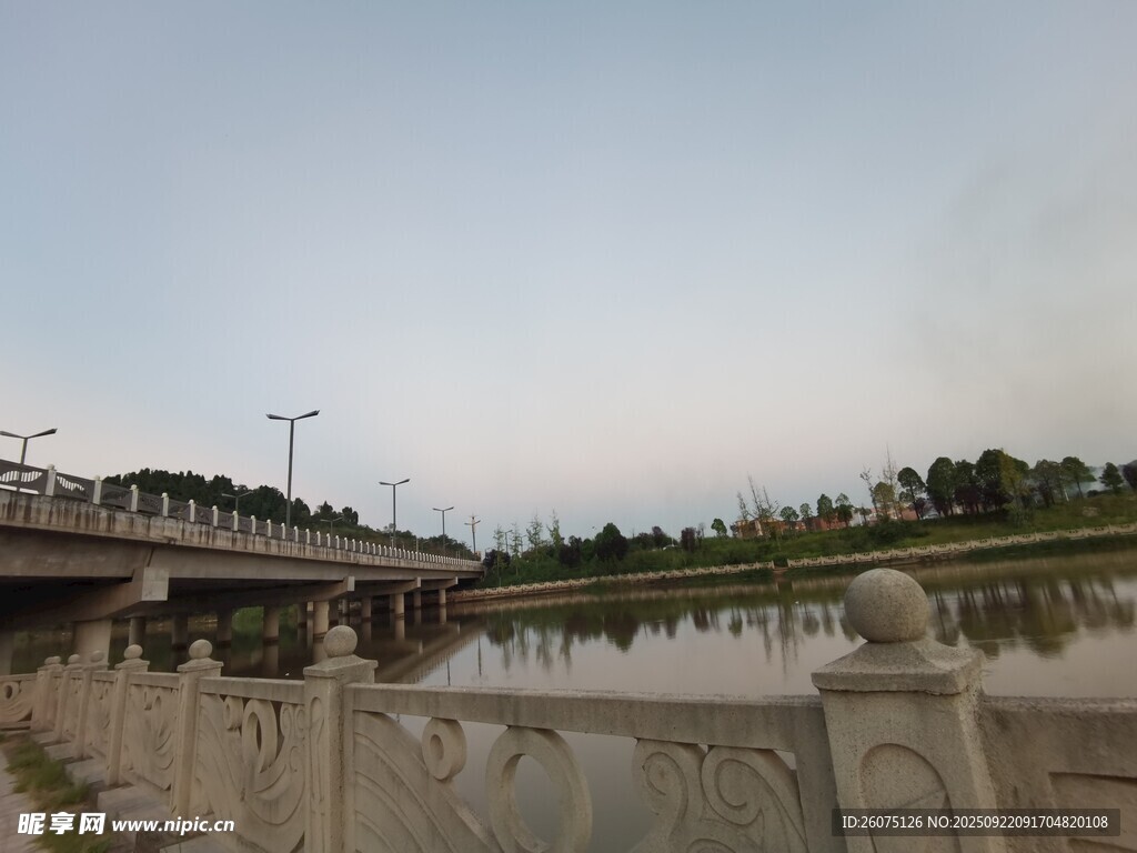 河畔石桥风景