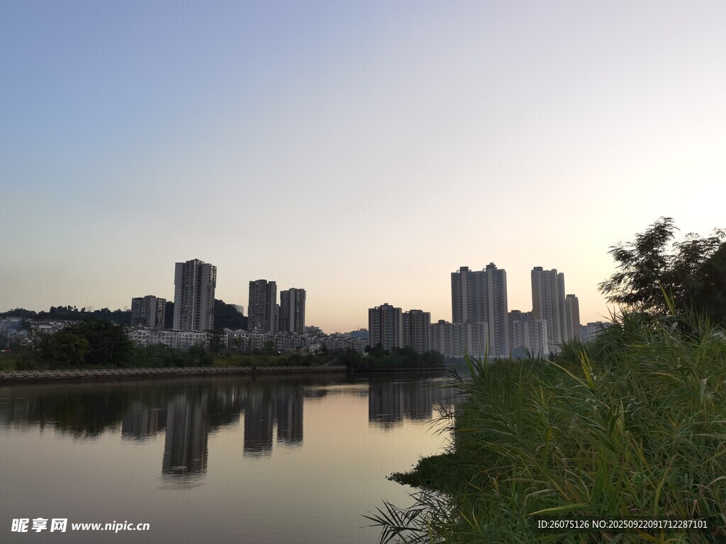 城市河畔黄昏美景