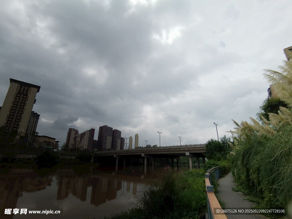 阴天城市河畔风景
