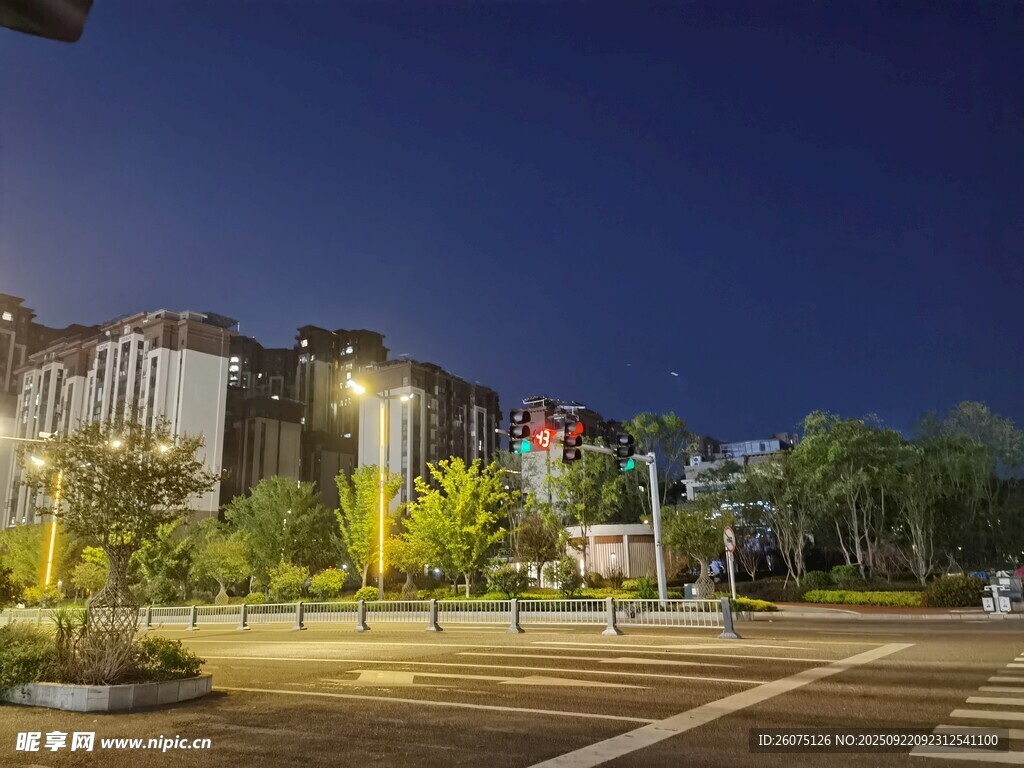 城市夜景中的建筑与街道