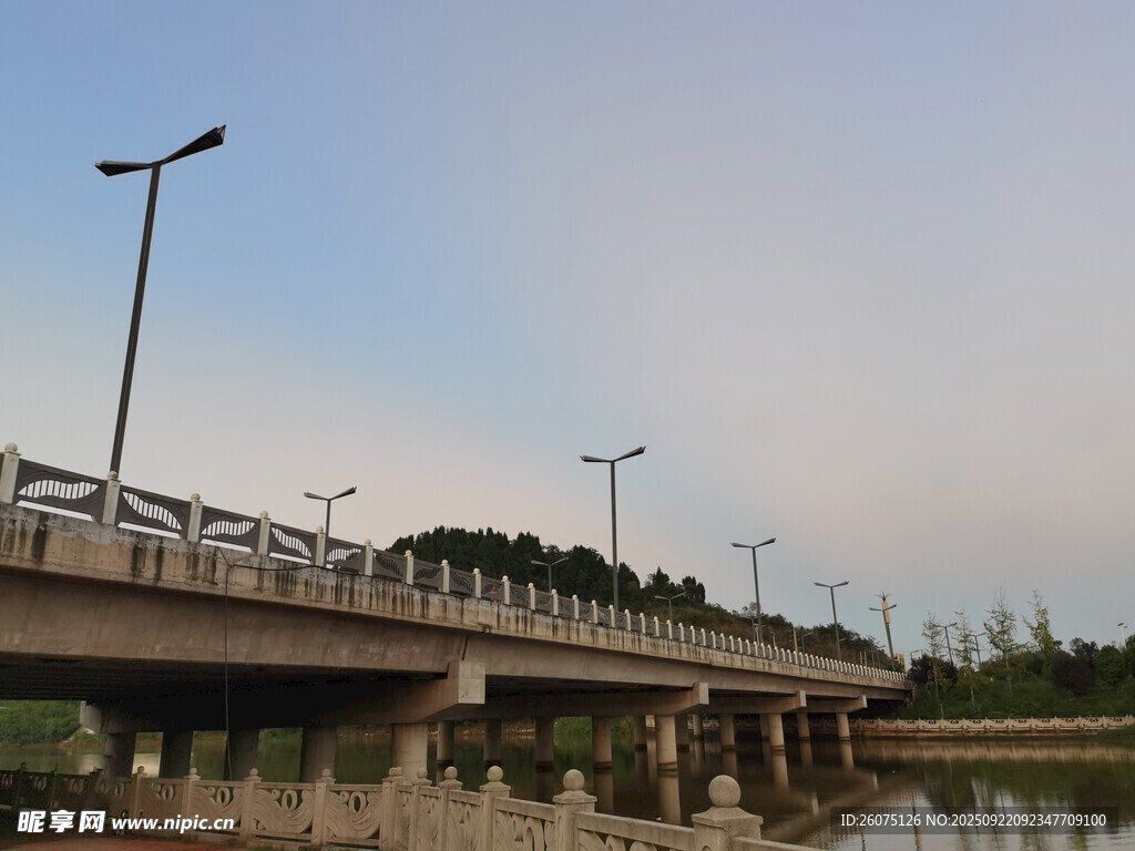 河畔桥梁风景