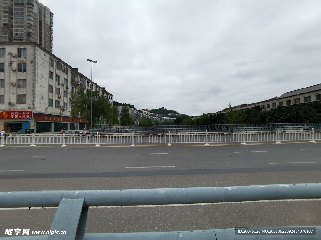 空旷城市道路场景