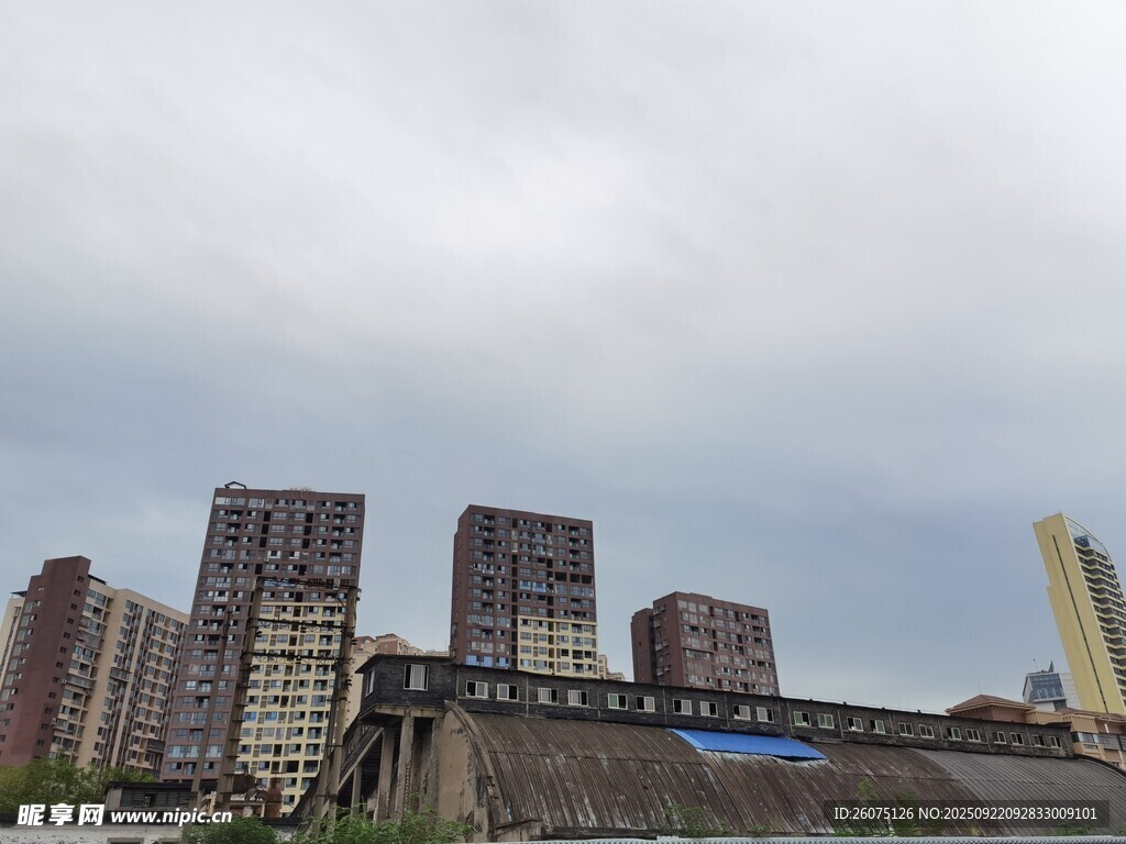 城市中老旧废弃的高楼群