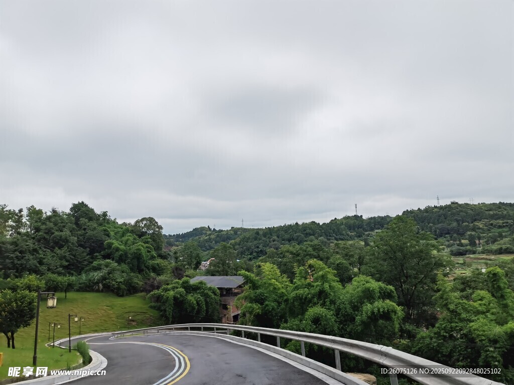 山间蜿蜒公路风景