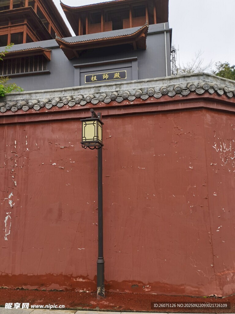古墙旁的中式壁灯