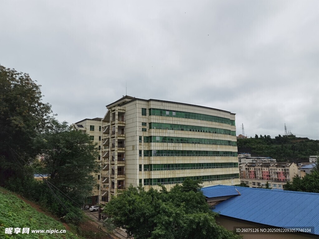 多层建筑周边绿树环绕