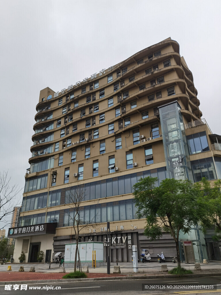 现代风格多层商业建筑